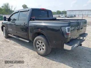 2011 Nissan Titan SL z VIN 1N6AA0EC8BN325356, wystawiony jako IAAI lot #42475121 z przebiegiem 278 631 mil mil oraz . Historia ofert i sprzedaży dostępna na DreamBid. Obrazek 3.