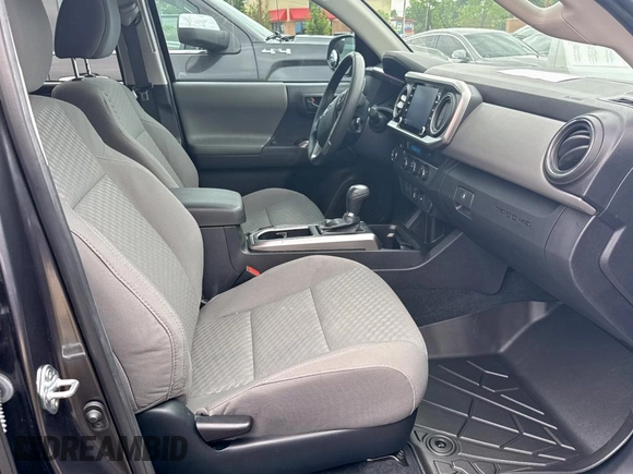 2023 Toyota Tacoma SR5 z VIN 3TMAZ5CN2PM196688, wystawiony jako Copart lot #58993285 z przebiegiem 4331 mil mil oraz Szkody całkowita. Historia ofert i sprzedaży dostępna na DreamBid. Obrazek 5.