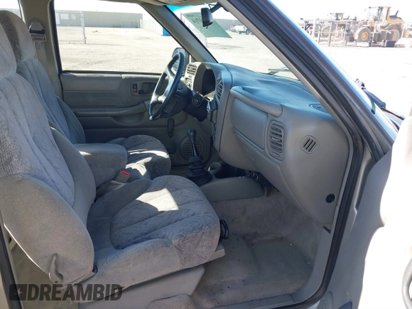 1998 GMC Sonoma SLS with VIN 1GTCS1947WK513245, listed as a IAAI auction lot 41523714 with 158,697 mi miles. Bid and sale history available at carsss.com. Image 5.