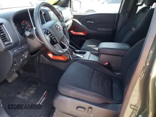 2023 Nissan Frontier Pro-4X z VIN 1N6ED1EK1PN660195, wystawiony jako Copart lot #54216795 z przebiegiem 18 556 mil mil oraz Szkoda całkowita • Salvage title. Historia ofert i sprzedaży dostępna na DreamBid. Obrazek 7.