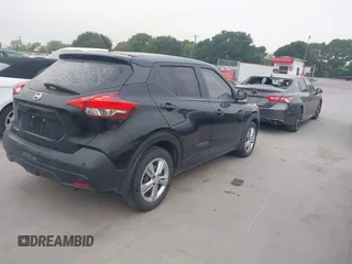 2020 Nissan Kicks S z VIN 3N1CP5BV7LL563586, wystawiony jako IAAI lot #42043567 z przebiegiem 66 727 mil mil oraz . Historia ofert i sprzedaży dostępna na DreamBid. Obrazek 4.