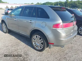 2008 Lincoln MKX z VIN 2LMDU88C28BJ18533, wystawiony jako IAAI lot #42273562 z przebiegiem 154 752 mil mil oraz . Historia ofert i sprzedaży dostępna na DreamBid. Obrazek 3.