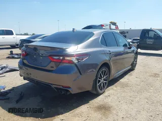 2023 Toyota Camry SE z VIN 4T1G11AK3PU735202, wystawiony jako IAAI lot #41874542 z przebiegiem 54 708 mil mil oraz . Historia ofert i sprzedaży dostępna na DreamBid. Obrazek 4.