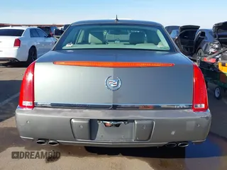 2008 Cadillac DTS 1SA z VIN 1G6KD57Y08U186328, wystawiony jako IAAI lot #41618974 z przebiegiem 71 920 mil mil oraz . Historia ofert i sprzedaży dostępna na DreamBid. Obrazek 16.