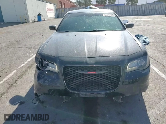 2021 Chrysler 300 S z VIN 2C3CCABG6MH554329, wystawiony jako Copart lot #52045545 z przebiegiem 77 377 mil mil oraz Szkoda całkowita • Salvage title. Historia ofert i sprzedaży dostępna na DreamBid. Obrazek 10.