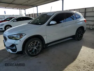 2021 BMW X1 sDrive28i z VIN WBXJG7C01M5T08696, wystawiony jako Copart lot #48004855 z przebiegiem 37 593 mil mil oraz Szkody całkowita. Historia ofert i sprzedaży dostępna na DreamBid. Obrazek 1.