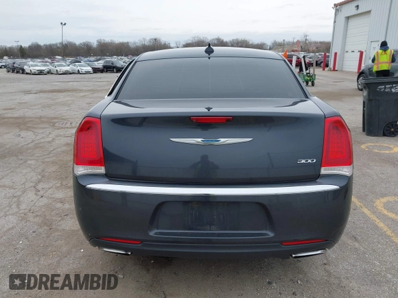 2016 Chrysler 300 Anniversary Edition z VIN 2C3CCAAG0GH135642, wystawiony jako IAAI lot #42073900 z przebiegiem 147 476 mil mil oraz . Historia ofert i sprzedaży dostępna na DreamBid. Obrazek 16.