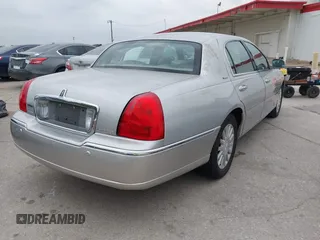 2003 Lincoln Town Car Signature z VIN 1LNHM82W13Y640985, wystawiony jako IAAI lot #42294241 z przebiegiem 230 556 mil mil oraz . Historia ofert i sprzedaży dostępna na DreamBid. Obrazek 4.