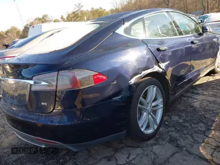 2014 Tesla Model S 60 z VIN 5YJSA1H15EFP48938, wystawiony jako IAAI lot #41574976 z przebiegiem 230 246 mil mil oraz . Historia ofert i sprzedaży dostępna na DreamBid. Obrazek 6.