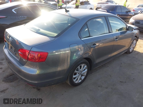 2014 Volkswagen Jetta SE z VIN 3VWD17AJ1EM285792, wystawiony jako IAAI lot #41652684 z przebiegiem 169 929 mil mil oraz . Historia ofert i sprzedaży dostępna na DreamBid. Obrazek 4.