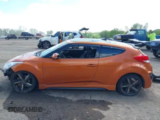 2013 Hyundai Veloster Turbo z VIN KMHTC6AE1DU101236, wystawiony jako IAAI lot #42230984 z przebiegiem 131 854 mil mil oraz . Historia ofert i sprzedaży dostępna na DreamBid. Obrazek 14.