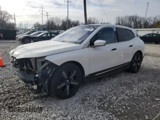 2022 BMW iX xDrive50 z VIN WB523CF07NCK63449, wystawiony jako Copart lot #82612884 z przebiegiem 18 961 mil mil oraz Szkody całkowita. Historia ofert i sprzedaży dostępna na DreamBid. Obrazek 1.