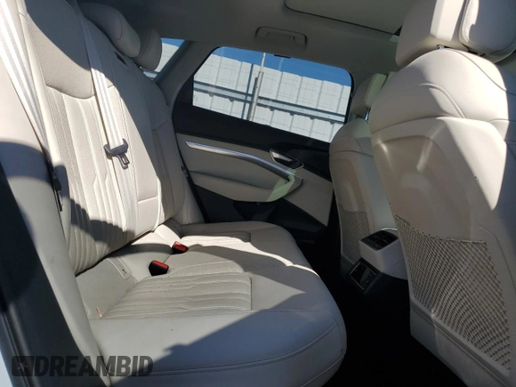 2021 Audi e-tron Prestige z VIN WA1VAAGE8MB040051, wystawiony jako Copart lot #46356155 z przebiegiem 33 501 mil mil oraz Szkody całkowita. Historia ofert i sprzedaży dostępna na DreamBid. Obrazek 11.