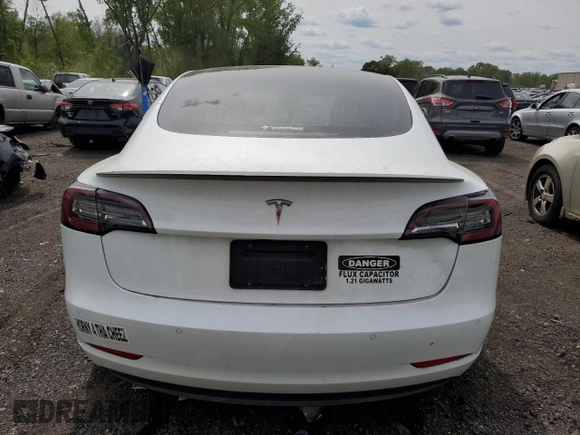 2019 Tesla Model 3 Mid Range z VIN 5YJ3E1EA2KF486532, wystawiony jako Copart lot #58082635 z przebiegiem 51 920 mil mil oraz Tytuł czysty. Historia ofert i sprzedaży dostępna na DreamBid. Obrazek 6.