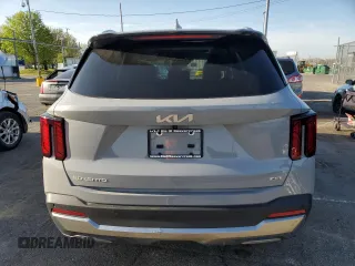 2024 Kia Sorento S z VIN 5XYRLDJC5RG289186, wystawiony jako Copart lot #53971495 z przebiegiem 9711 mil mil oraz Szkody całkowita. Historia ofert i sprzedaży dostępna na DreamBid. Obrazek 6.