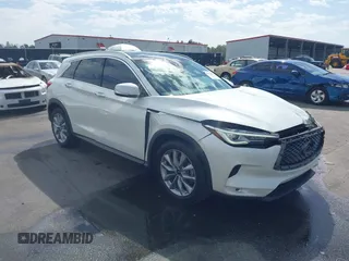2020 Infiniti QX50 Essential z VIN 3PCAJ5M36LF111211, wystawiony jako IAAI lot #41839488 z przebiegiem 63 451 mil mil oraz . Historia ofert i sprzedaży dostępna na DreamBid. Obrazek 1.