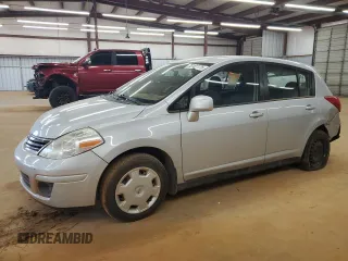 2009 Nissan Versa S z VIN 3N1BC13E19L388906, wystawiony jako Copart lot #53181175 z przebiegiem 52 493 mil mil oraz Szkoda całkowita • Salvage title. Historia ofert i sprzedaży dostępna na DreamBid. Obrazek 1.