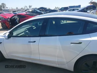 2025 Tesla Model 3 Long Range z VIN 5YJ3E1EAXSF885110, wystawiony jako IAAI lot #42400734 z przebiegiem 4 276 mil mil oraz . Historia ofert i sprzedaży dostępna na DreamBid. Obrazek 14.