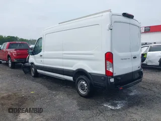 2018 Ford Transit z VIN 1FTYR2CM6JKA77870, wystawiony jako IAAI lot #42087185 z przebiegiem 142 452 mil mil oraz . Historia ofert i sprzedaży dostępna na DreamBid. Obrazek 3.