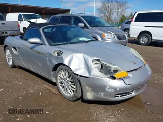 1999 Porsche Boxster z VIN WP0CA2989XU627152, wystawiony jako IAAI lot #41805432 z przebiegiem 112 380 mil mil oraz . Historia ofert i sprzedaży dostępna na DreamBid. Obrazek 1.