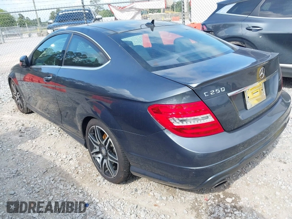2014 Mercedes-Benz C 250 z VIN WDDGJ4HB9EG224400, wystawiony jako IAAI lot #42054054 z przebiegiem 40 200 mil mil oraz . Historia ofert i sprzedaży dostępna na DreamBid. Obrazek 3.