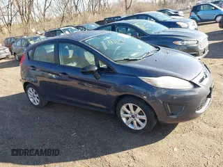 2012 Ford Fiesta SE z VIN 3FADP4EJ0CM196017, wystawiony jako IAAI lot #41810706 z przebiegiem 126 282 mil mil oraz . Historia ofert i sprzedaży dostępna na DreamBid. Obrazek 1.