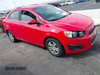 2015 Chevrolet Sonic LT z VIN 1G1JC5SH1F4139849, wystawiony jako IAAI lot #41993984 z przebiegiem 147 240 mil mil oraz . Historia ofert i sprzedaży dostępna na DreamBid. Obrazek 1.