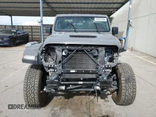 2023 Jeep Gladiator Mojave z VIN 1C6JJTEG7PL548084, wystawiony jako Copart lot #52827265 z przebiegiem 26 789 mil mil oraz Czysty tytuł • Clean title. Historia ofert i sprzedaży dostępna na DreamBid. Obrazek 5.