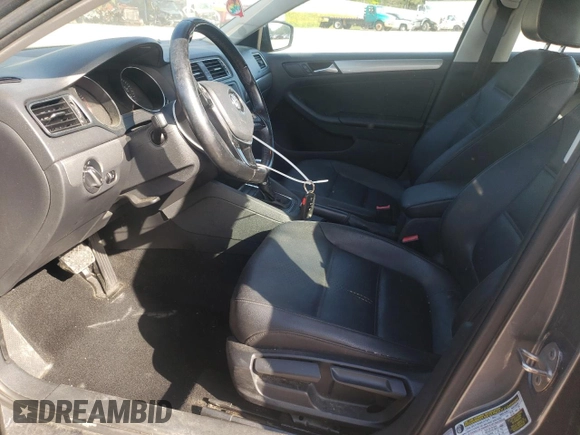 2015 Volkswagen Jetta SE z VIN 3VWD17AJ5FM309965, wystawiony jako Copart lot #54930665 z przebiegiem 141 918 mil mil oraz Szkoda całkowita • Salvage title. Historia ofert i sprzedaży dostępna na DreamBid. Obrazek 7.