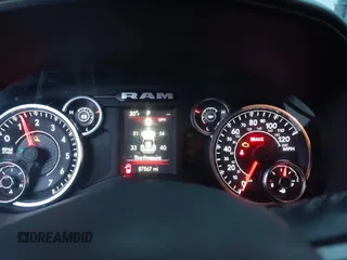 2020 Ram 1500 Big Horn z VIN 1C6RRFFG7LN285301, wystawiony jako IAAI lot #41241988 z przebiegiem 89 567 mil mil oraz . Historia ofert i sprzedaży dostępna na DreamBid. Obrazek 7.