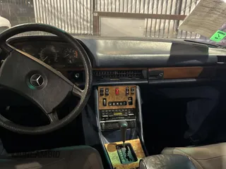 1984 Mercedes-Benz 500 z VIN WDBCA37A9EA027109, wystawiony jako Copart lot #74401344 z przebiegiem 137 953 mil mil oraz Tytuł czysty. Historia ofert i sprzedaży dostępna na DreamBid. Obrazek 9.