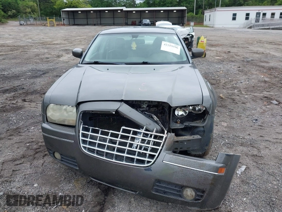 2008 Chrysler 300 Touring z VIN 2C3LA53G08H165266, wystawiony jako IAAI lot #42219596 z przebiegiem 119 141 mil mil oraz . Historia ofert i sprzedaży dostępna na DreamBid. Obrazek 12.