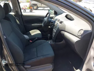 2010 Toyota Yaris z VIN JTDBT4K37A1388757, wystawiony jako IAAI lot #42137640 z przebiegiem 97 079 mil mil oraz . Historia ofert i sprzedaży dostępna na DreamBid. Obrazek 5.