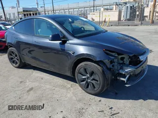 2025 Tesla Model Y Long Range z VIN 7SAYGDED0SF314885, wystawiony jako IAAI lot #41871384 z przebiegiem 1795 mil mil oraz . Historia ofert i sprzedaży dostępna na DreamBid. Obrazek 1.
