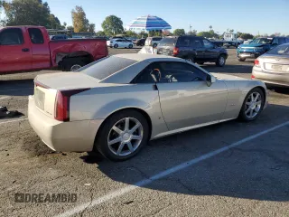 2006 Cadillac XLR z VIN 1G6YV36AX65603770, wystawiony jako Copart lot #81527954 z przebiegiem 59 498 mil mil oraz Szkody całkowita. Historia ofert i sprzedaży dostępna na DreamBid. Obrazek 3.