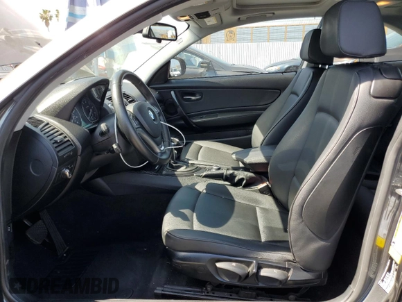 2013 BMW 1 Series 128i z VIN WBAUP7C5XDVP25110, wystawiony jako Copart lot #58033485 z przebiegiem 88 989 mil mil oraz Szkoda całkowita • Salvage title. Historia ofert i sprzedaży dostępna na DreamBid. Obrazek 7.