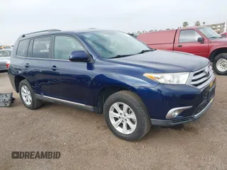 2013 Toyota Highlander z VIN 5TDZK3EH4DS140251, wystawiony jako IAAI lot #42022824 z przebiegiem 110 905 mil mil oraz . Historia ofert i sprzedaży dostępna na DreamBid. Obrazek 1.