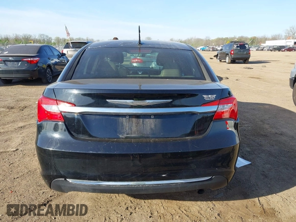 2011 Chrysler 200 Touring z VIN 1C3BC1FBXBN552307, wystawiony jako IAAI lot #42053190 z przebiegiem 162 138 mil mil oraz . Historia ofert i sprzedaży dostępna na DreamBid. Obrazek 17.
