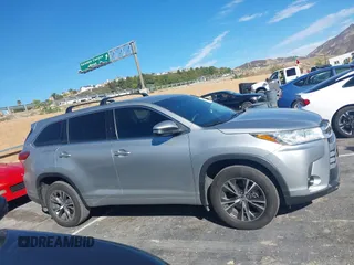 2018 Toyota Highlander LE z VIN 5TDZZRFH1JS287507, wystawiony jako IAAI lot #41615820 z przebiegiem 71 232 mil mil oraz . Historia ofert i sprzedaży dostępna na DreamBid. Obrazek 13.