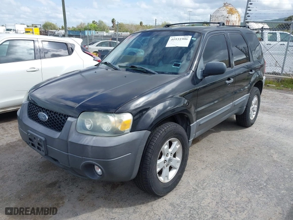 2007 Ford Escape XLT with VIN 1FMYU03127KA07084, listed as a IAAI auction lot 41931906 with 129,897 mi miles. Bid and sale history available at carsss.com. Image 2.