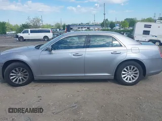 2014 Chrysler 300 z VIN 2C3CCAAG3EH380058, wystawiony jako IAAI lot #42220051 z przebiegiem 116 263 mil mil oraz . Historia ofert i sprzedaży dostępna na DreamBid. Obrazek 14.
