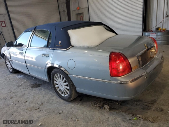 2005 Lincoln Town Car Signature with VIN 1LNHM81W95Y656341, listed as a Copart auction lot 45474405 with 0 mi miles and Salvage Title. Bid and sale history available at carsss.com. Image 2.