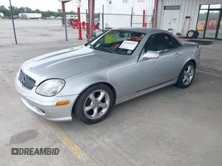 2001 Mercedes-Benz SLK 230/320 z VIN WDBKK65F91F207521, wystawiony jako IAAI lot #42293937 z przebiegiem 30 919 mil mil oraz . Historia ofert i sprzedaży dostępna na DreamBid. Obrazek 2.