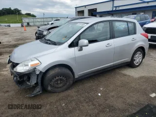 2010 Nissan Versa S z VIN 3N1BC1CP8AL444474, wystawiony jako Copart lot #61541605 z przebiegiem 122 651 mil mil oraz Nie do naprawy • Non repairable. Historia ofert i sprzedaży dostępna na DreamBid. Obrazek 1.