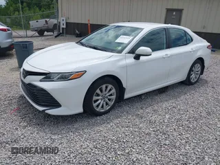 2019 Toyota Camry LE z VIN 4T1B11HKXKU786639, wystawiony jako IAAI lot #42212321 z przebiegiem 82 843 mil mil oraz . Historia ofert i sprzedaży dostępna na DreamBid. Obrazek 17.