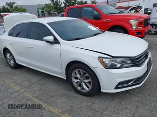 2017 Volkswagen Passat S z VIN 1VWAT7A3XHC051879, wystawiony jako IAAI lot #42115241 z przebiegiem 117 971 mil mil oraz . Historia ofert i sprzedaży dostępna na DreamBid. Obrazek 1.