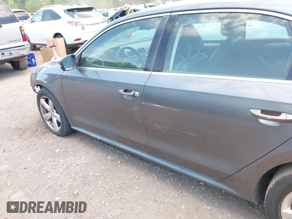 2013 Volkswagen Passat SE z VIN 1VWBP7A39DC100136, wystawiony jako IAAI lot #42071240 z przebiegiem 251 825 mil mil oraz . Historia ofert i sprzedaży dostępna na DreamBid. Obrazek 12.