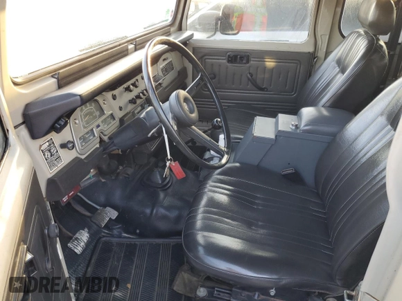 1977 Toyota Land Cruiser z VIN FJ40251338, wystawiony jako Copart lot #74954094 z przebiegiem 83 230 mil mil oraz Szkoda całkowita • Salvage title. Historia ofert i sprzedaży dostępna na DreamBid. Obrazek 7.