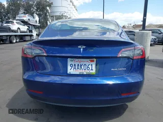 2022 Tesla Model 3 Long Range z VIN 5YJ3E1EBXNF168686, wystawiony jako IAAI lot #41933028 z przebiegiem 57 482 mil mil oraz . Historia ofert i sprzedaży dostępna na DreamBid. Obrazek 16.