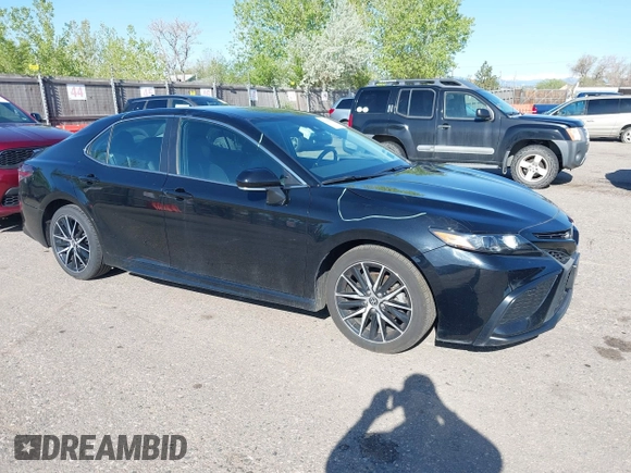 2022 Toyota Camry SE with VIN 4T1G11AK1NU688670, listed as a IAAI auction lot 42168847 with 54,975 mi miles. Bid and sale history available at carsss.com. Image 1.